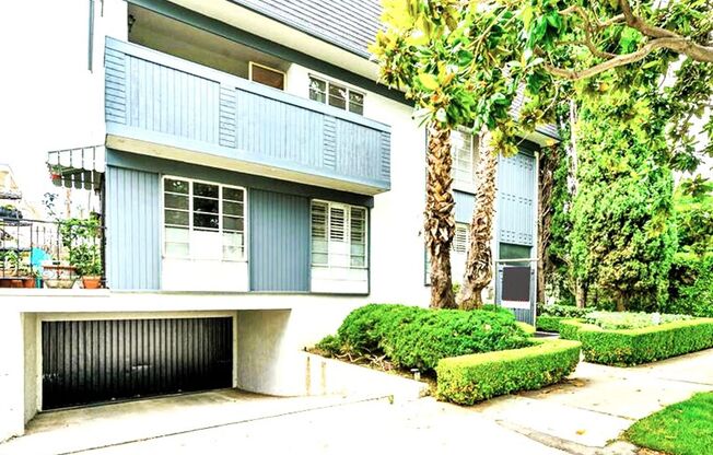 This Stunning Pet Friendly 2 Bedroom 2 bath in sought after neighborhood of Santa Monica