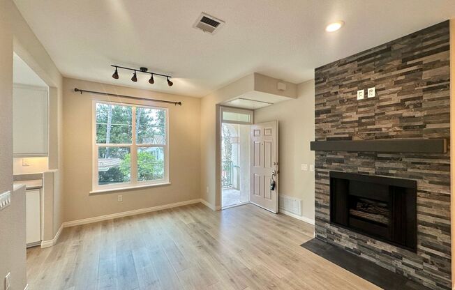 Second Floor Updated 2 BD / 2 BA In Carmel Valley!