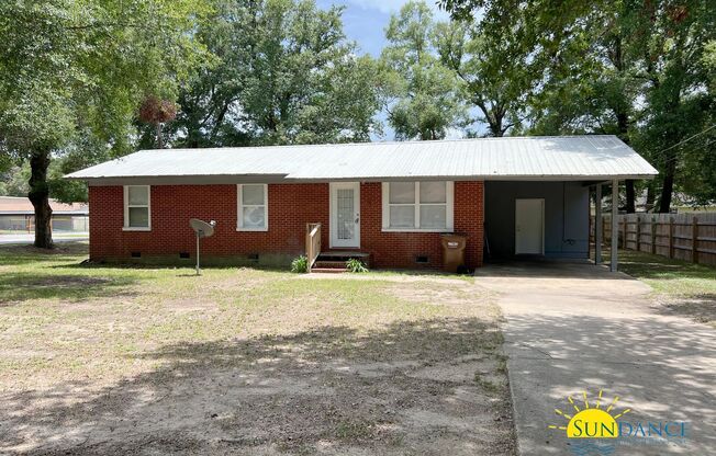 Charming 3-Bedroom Home in Crestview with Spacious Backyard