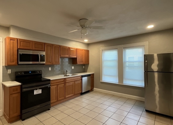 3 beds, 1 bath, 1,550 sqft, $3,150, Unit 3