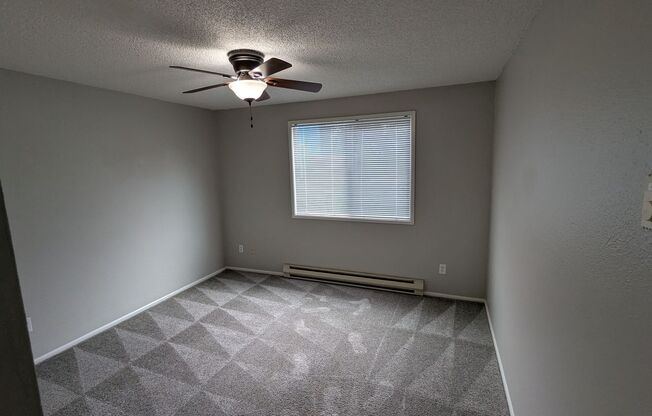 2 beds, 1 bath, 889 sqft, $1,250, Unit 35