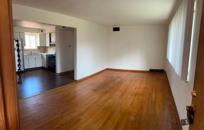 2 beds, 1 bath, 750 sqft, $850, Unit D