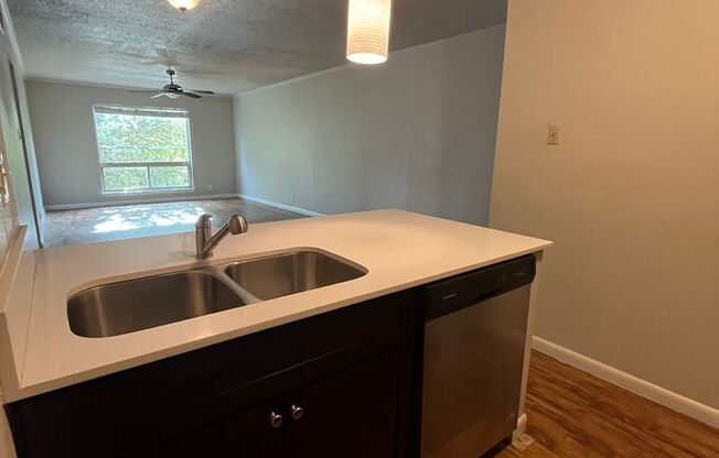 2 beds, 1 bath, $1,950, Unit # 211