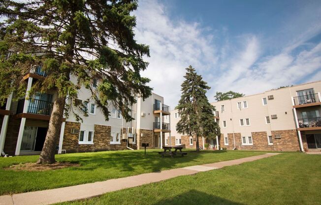 2 beds, 1 bath, 860 sqft, $1,310, Unit 842-105