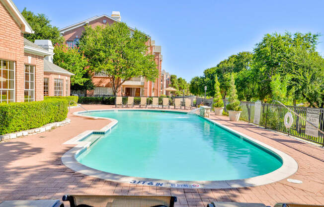 Massive swimming pool at Turnberry Isle Apartments in Far North Dallas, TX, For Rent. Now leasing 1, 2 and 3 bedroom apartments.