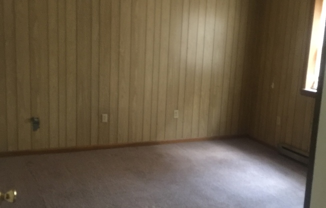 2 beds, 1 bath, $1,300, Unit C Rear