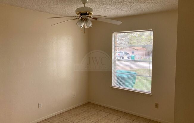 2 beds, 1 bath, $895, Unit 912 Travis Unit A