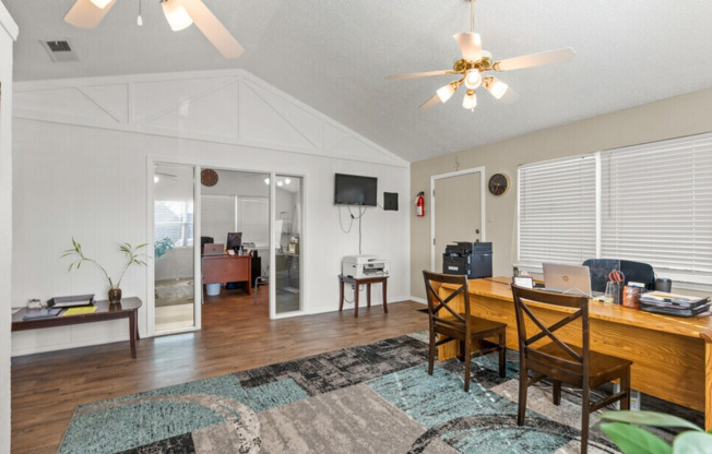 1 bed, 1 bath, 709 sqft, $895, Unit 402-208