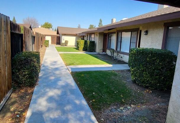2795p- 649- 7512 Stockdale Hwy MG