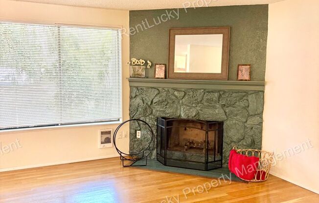 Great 1 Bedroom Condo in Kirkland with Reserved Parking! Utilities Included~