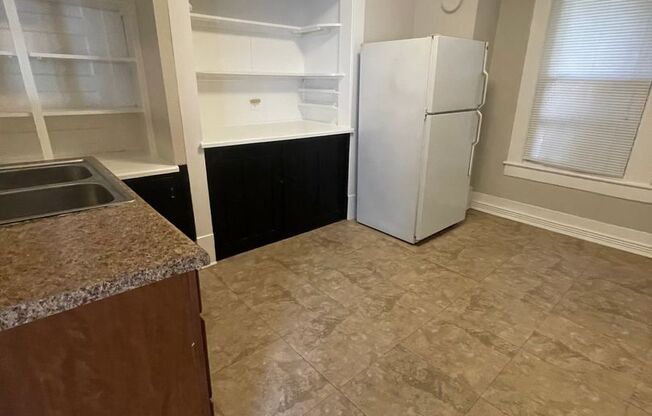 1 bed, 1 bath, $895, Unit 612 Guilford Ave Unit A