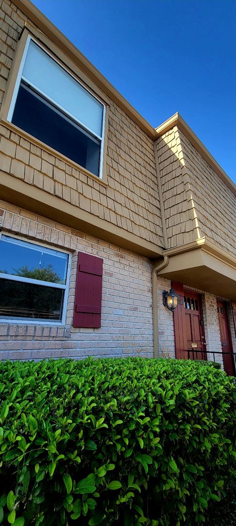 2 beds, 1.5 baths, $1,900