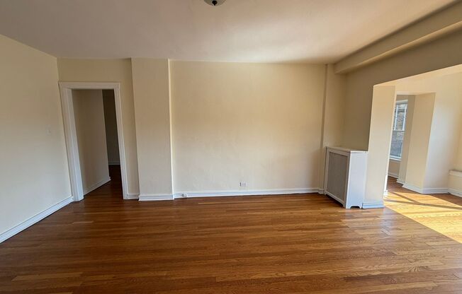 1 bed, 1 bath, 572 sqft, $1,510, Unit Old King Edward 21