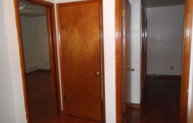 2 beds, 1 bath, 903 sqft, $1,250, Unit B-3