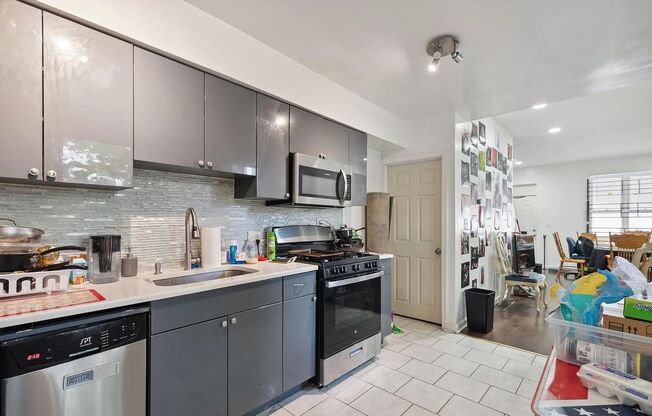 Stunning 6-Bedroom Townhome Near Temple University! Available August 2025!