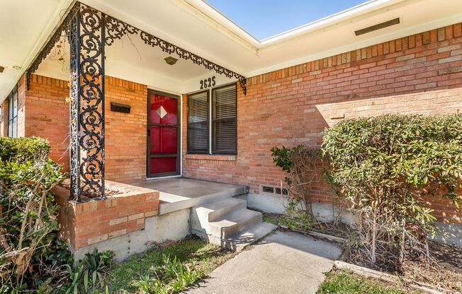 3-bedroom, 2-bath home with 2-car garage in Casa View