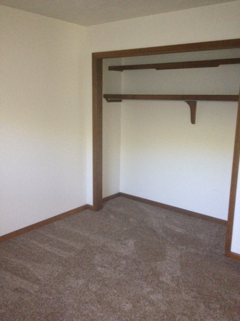 2 beds, 1 bath, $895, Unit APT. B