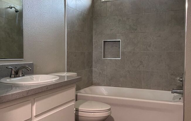 1 bed, 1 bath, 605 sqft, $1,200, Unit B40