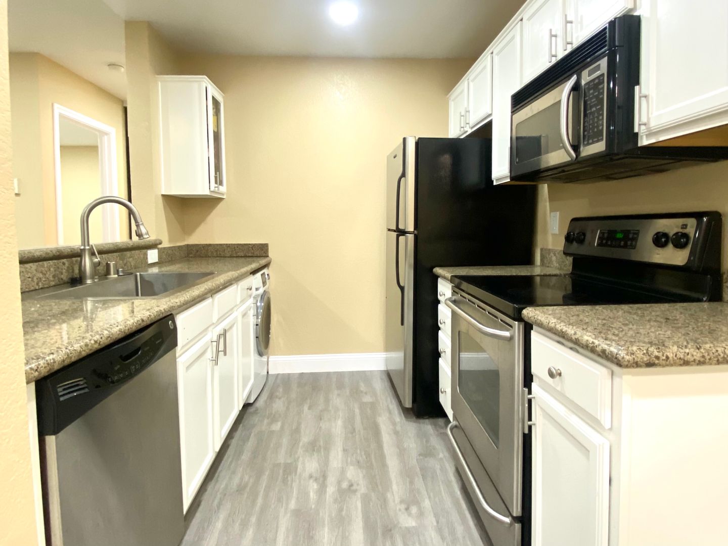 Upgraded 2 Bed 2 Bath Condo for lease in Fremont!
