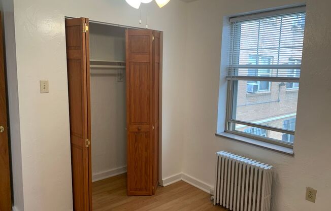 3 beds, 1 bath, $2,195, Unit 206D