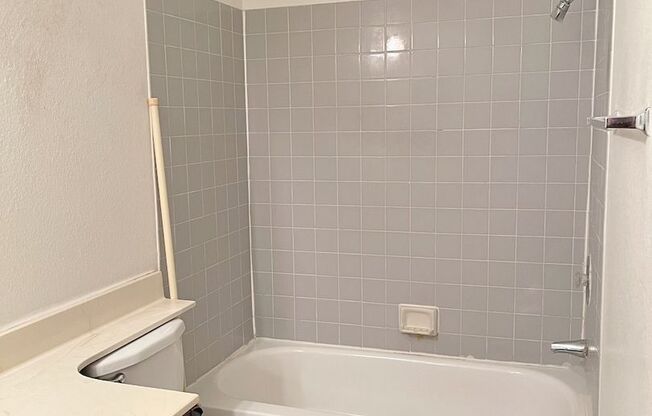 3 beds, 2 baths, $1,600, Unit Unit 2201