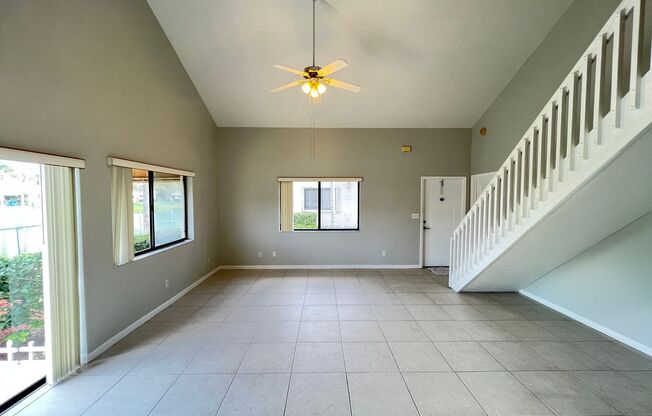 Large 2 Bedroom 2 Bathroom With Vaulted Ceilings And Lake Views In Sunrise!!!