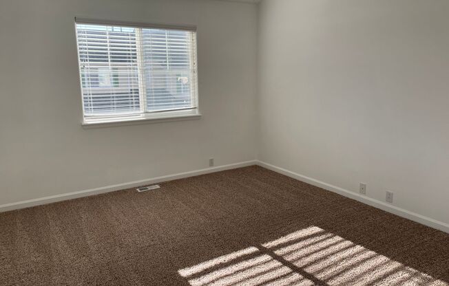 Cute 2bd, 2.5ba Townhome Across from Cottonwood Park....shorter lease term available