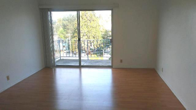 Beautiful studio apartment in a well-maintained building on Solano Ave