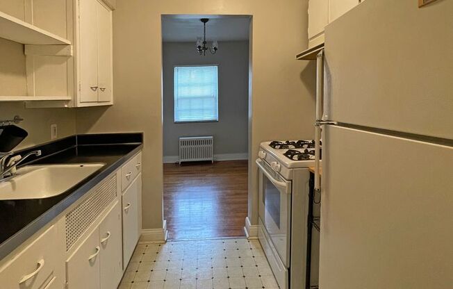 Studio, 1 bath, 600 sqft, $1,050, Unit Unit 02