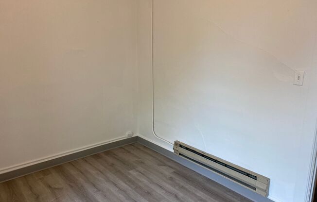 2 beds, 1 bath, $810, Unit H