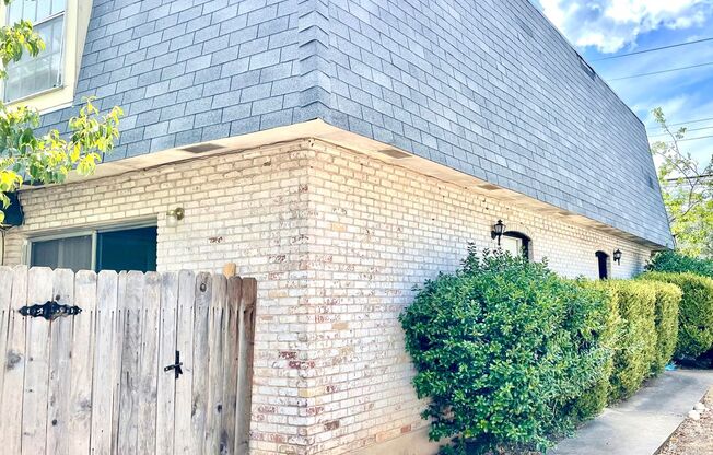Two-story 1/1.5 Apt in Northeast Austin - Windsor Park