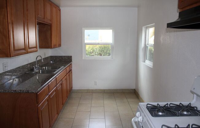 Beautiful, Spacious 1 Bedroom 1 Bath located in Glendale! Move-in Ready!!