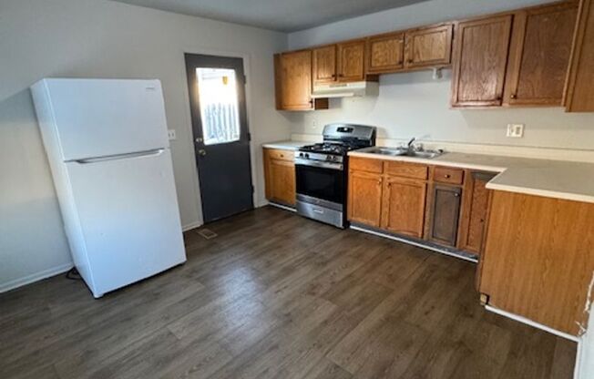 3 beds, 1 bath, $845