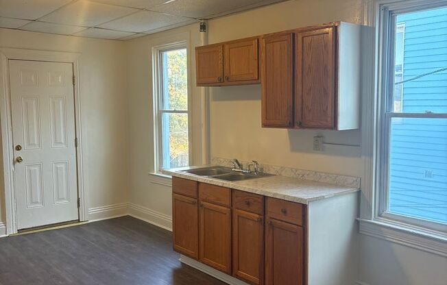 3 beds, 1 bath, $1,095, Unit Unit 2