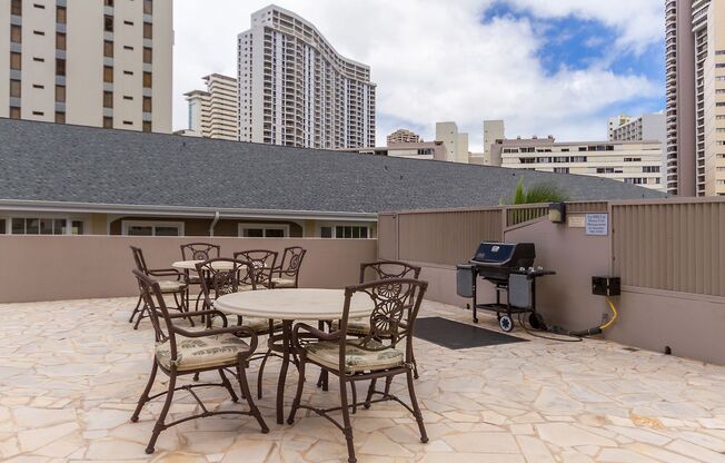 2 bedroom, 2 Bath Condo with BEAUTIFUL Mountain, Ocean, and Diamond Head Views.