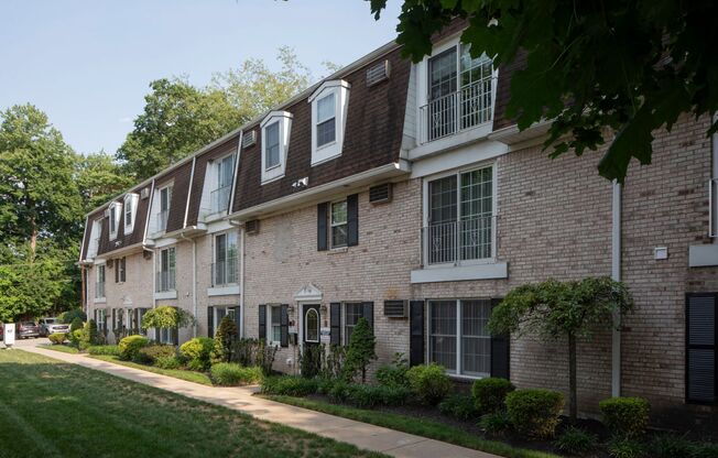 Westwood Manor: In-Unit Washer & Dryer, Cold Water Included, Cat & Dog Friendly, and Walk-In Closets