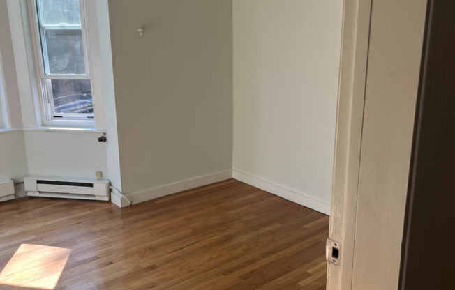 2 beds, 1 bath, $3,600, Unit 2