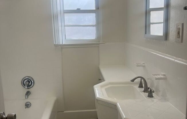 1 bed, 1 bath, $1,995, Unit B