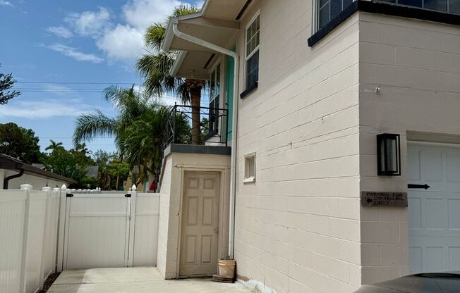 Adorable OLD NE garage 1/1 apartment - FULLY FURNISHED 7MONTH LEASE