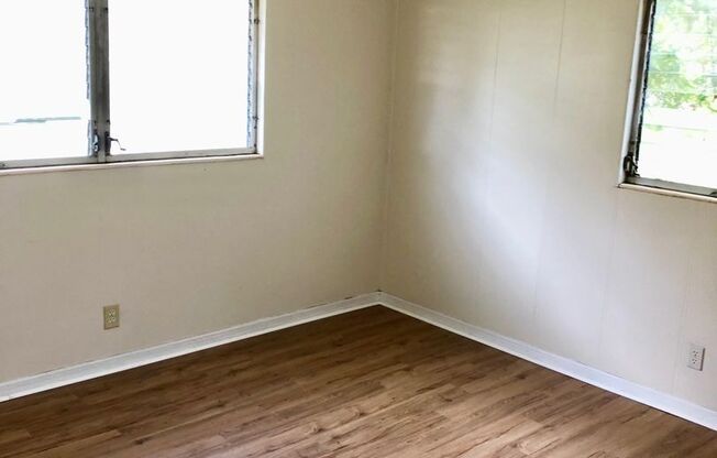 Beautiful 5BR/1BA Zephyrhills Home w/Brand NEW FLOORING! Fenced Yard NO APP FEE!