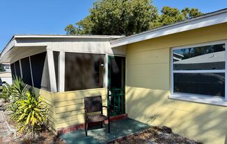 Amazing 2/1 so Close to the Ocean that you can see it from your Street!