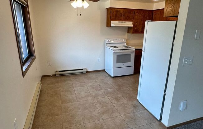 2 beds, 1 bath, 775 sqft, $1,049.99, Unit 1361-03