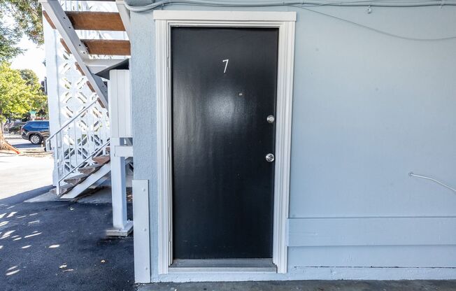 Updated Studio, walk to Caltrain, 90 WalkScore, easy access to shopping & more!