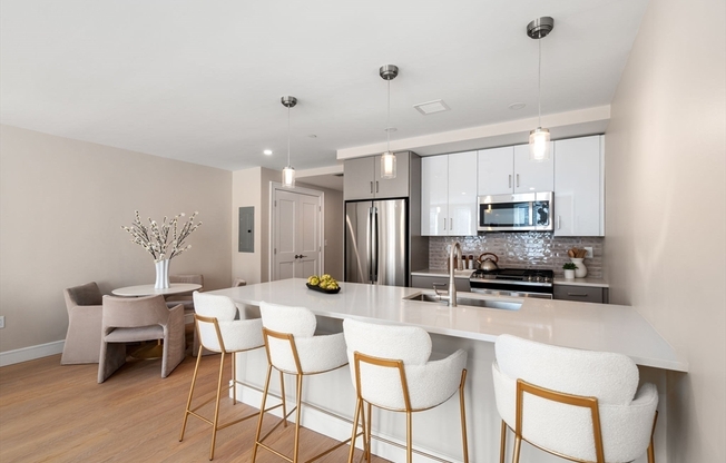 2 beds, 2 baths, 997 sqft, $4,600, Unit 402