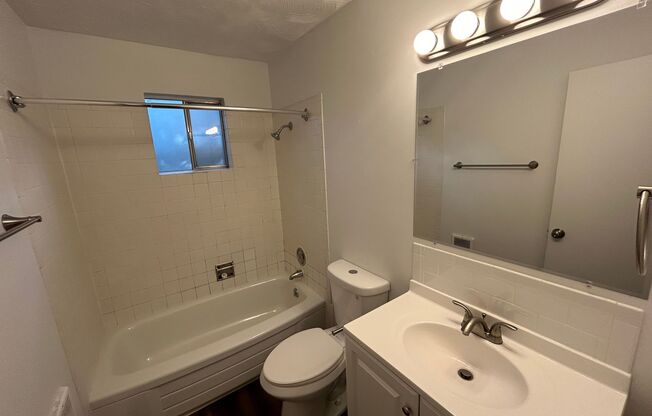 2 beds, 1 bath, $1,095, Unit Unit 2