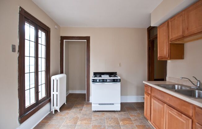***$1400 OFF FIRST MONTH***  4 Bd/2 Ba Close to Lakefront
