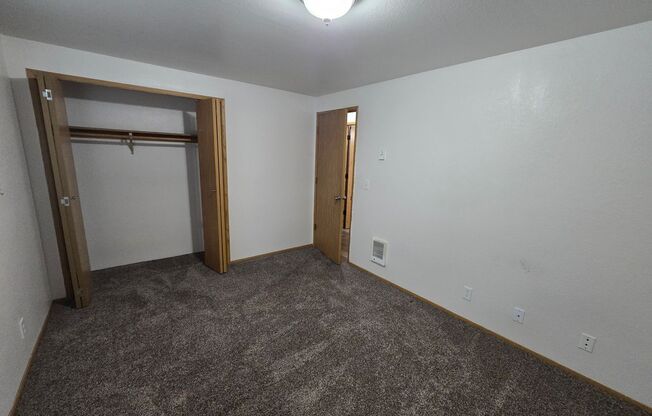 2 beds, 1 bath, 875 sqft, $1,325, Unit 127-33