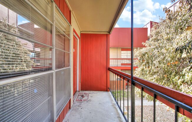 Stylish Two-Story Unit in Macarthur Townhomes with Modern Amenities