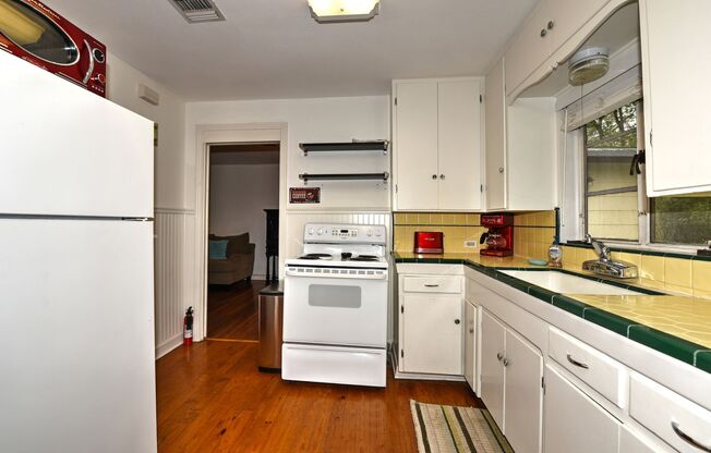 2 beds, 1 bath, $1,400, Unit UNIT # E