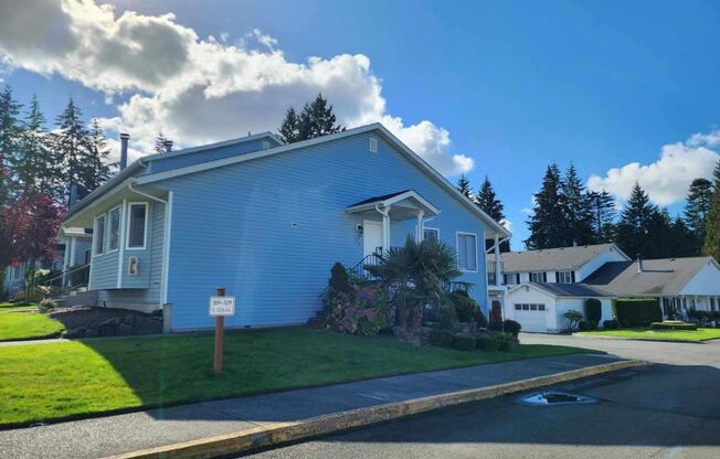 Lovely 2 bedroom 1.75 bath in gated community in Federal Way!